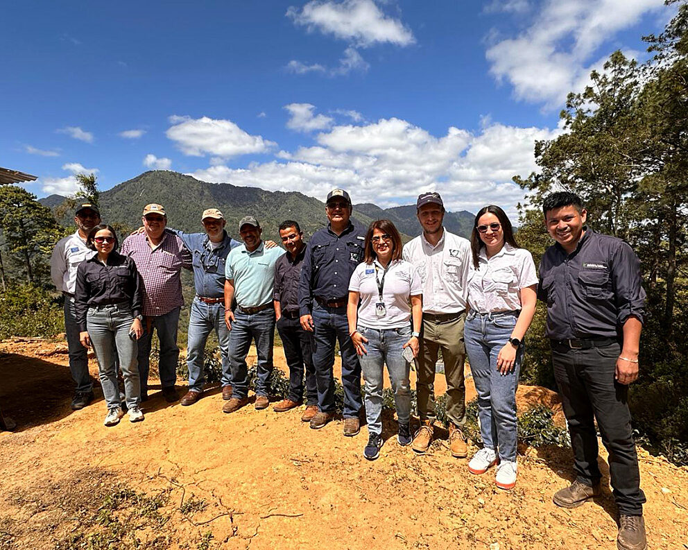 Group photo at opening of El Chile mill. Honduras